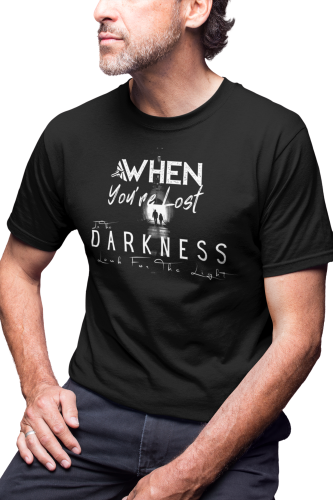 KOSZULKA MĘSKA SERIALOWA SERIAL THE LAST OF US ŚWIETLIKI WHEN YOU'RE LOST IN THE DARKNESS LOOK FOR THE LIGHT 