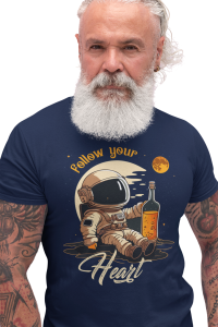 KOSZULKA MĘSKA Z ZABAWNYM NADRUKIEM WHISKY WHISKEY KOSMONAUTA ASTRONAUTA FOLLOW YOUR HEART